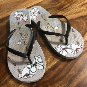 Heavy duty women’s size 9 flip flops